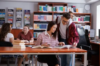Университет ВСБ Мерито в Ополе | Университеты ВСБ Мерито: students helping each other