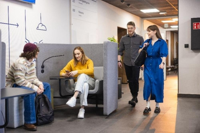 Университет ВСБ Мерито в Хожуве | Университеты ВСБ Мерито: studenci na przerwie