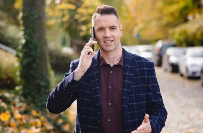 Blog "Okiem Praktyków" | Uniwersytet WSB Merito: Grafika główna: Marketing jest jak shrek- ma warstwy- mężczyzna rozmawiający przez telefon