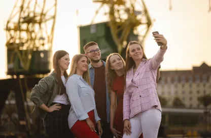 Poradniki - dzielimy się wiedzą | Uniwersytet WSB Merito: Grupa młodych ludzi robiąca selfie na świeżym powietrzu