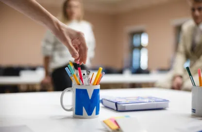 Blog "Okiem Praktyków" | Uniwersytet WSB Merito: Kubek z długopisami