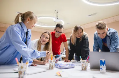 Poradniki - dzielimy się wiedzą | Uniwersytet WSB Merito: Grupa osób pracująca przy stole