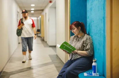 Poradniki - dzielimy się wiedzą | Uniwersytet WSB Merito: Dwie osoby stojące w korytarzu