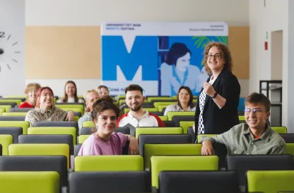 Poradniki - dzielimy się wiedzą | Uniwersytet WSB Merito: Grupa osób w sali wykładowej