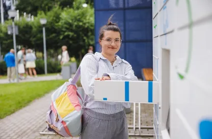 Poradniki - dzielimy się wiedzą | Uniwersytet WSB Merito: Kobieta przy książkomacie