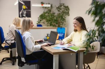 Poradniki - dzielimy się wiedzą | Uniwersytet WSB Merito: Dwie osoby siedzące przy biurku