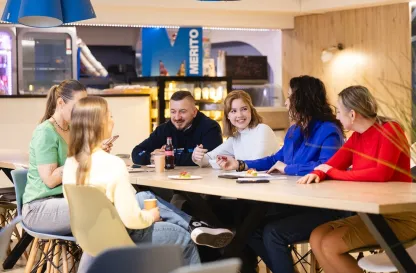 Blog "Okiem Praktyków" | Uniwersytet WSB Merito: Grupa studentów lic i sum