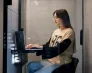 Po co mi te studia? O motywacjach do sięgania po dyplom | Blog "okiem praktyków" | Uniwersytet WSB Merito: Dziewczyna pracująca przy komputerze