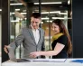 Marketing B2C i B2B – jakie są różnice? | Blog "okiem praktyków" | Uniwersytet WSB Merito: Kobieta  i mężczyzna przy laptopie