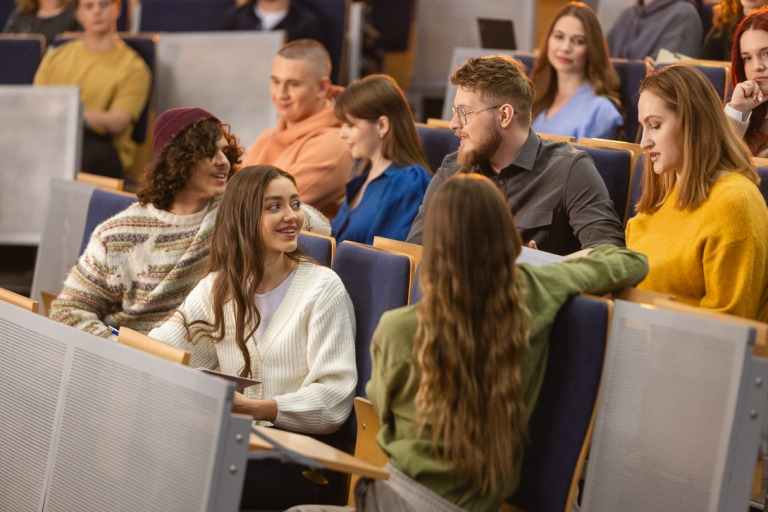 Szkoły | Uniwersytet WSB Merito: Studenci w sali wykładowej