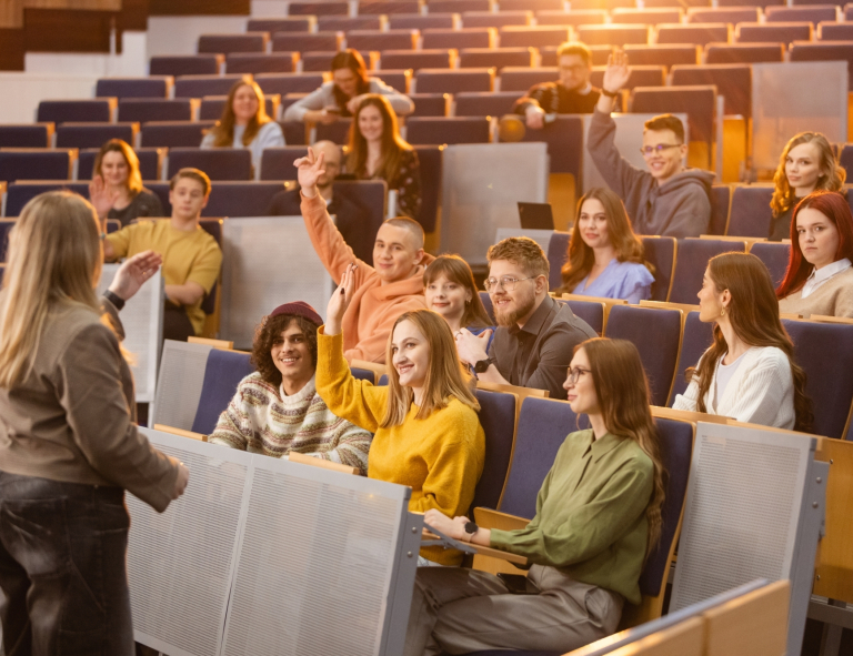 Konferencje i seminaria | Uniwersytet WSB Merito: Sala wykładowa z aktywnie uczestniczącymi studentami