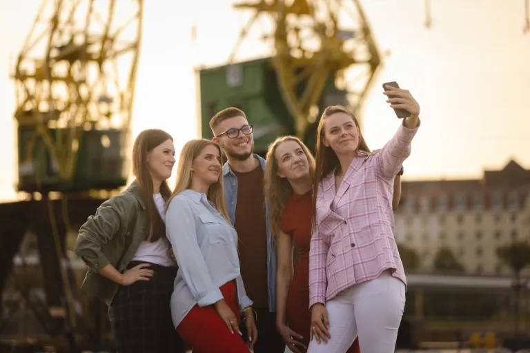 Wyniki wyszukiwania | Uniwersytet WSB Merito: Grupa młodych ludzi robiąca selfie na świeżym powietrzu