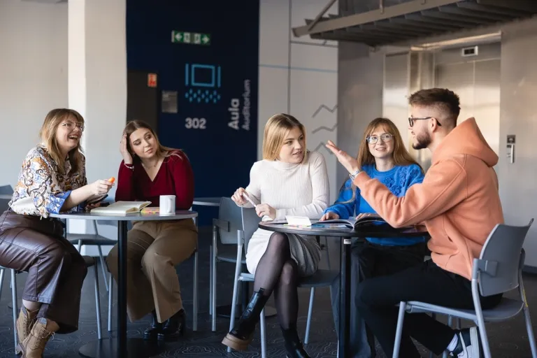 Ochrona danych osobowych – najciekawsze kierunki związane z RODO | Uniwersytet WSB Merito: Grupa osób na stołówce
