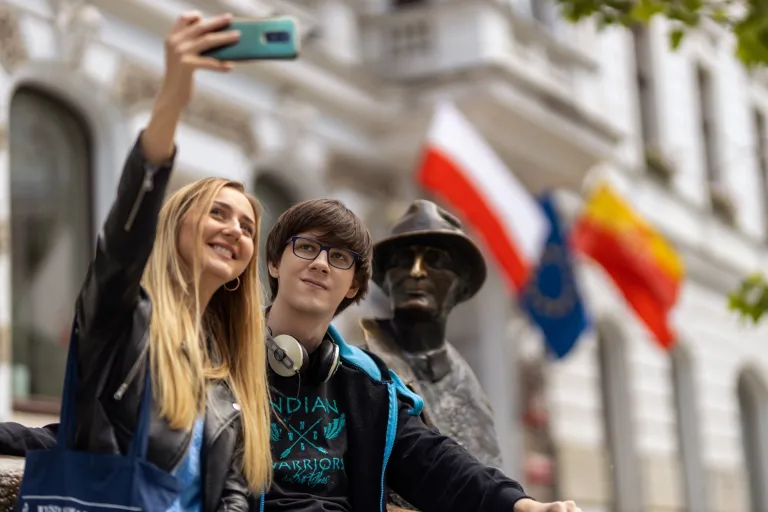 Wyniki wyszukiwania | Uniwersytet WSB Merito: Dwie osoby robiące selfie z posągiem