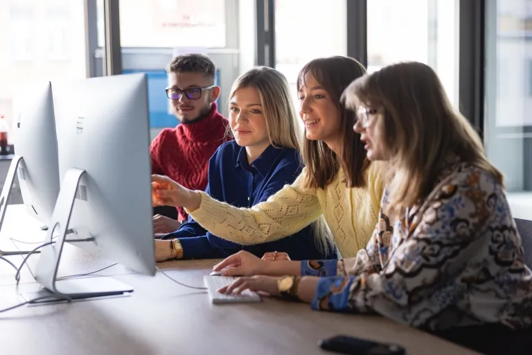 Rekrutacja na studia – zasady dla kandydatów | Uniwersytet WSB Merito: Grupa studentów przed monitorem komputera