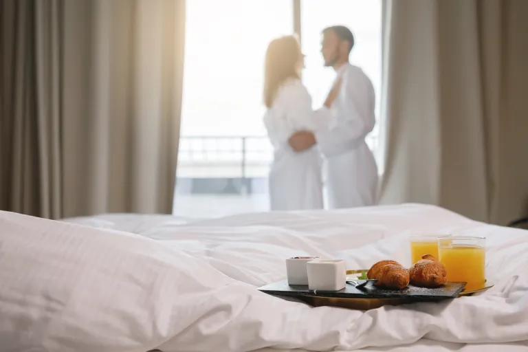 Walentynki i ten sam pokój… ale nie ta sama cena | Blog "okiem praktyków" | Uniwersytet WSB Merito: Para w hotelowym pokoju
