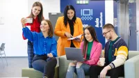Edukacja i rehabilitacja osób z niepełnosprawnością intelektualną – dla pedagogów specjalnych | Studia podyplomowe w Szczecinie | Uniwersytet WSB Merito Szczecin: grupa studentów na korytarzu