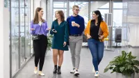 Dydaktyka języków obcych | Uniwersytet WSB Merito Szczecin: Studenci rozmawiają spacerując korytarzem podczas przerwy.