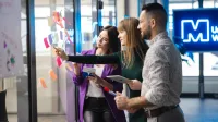 Leczenie otyłości | Studia podyplomowe w Szczecinie | Uniwersytet WSB Merito Szczecin: Studenci Uniwersytetu WSB Merito pracują nad kreatywnym projektem, organizując pomysły na kolorowych karteczkach.