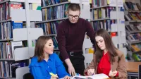 Neurologopedia | Studia podyplomowe w Szczecinie | Uniwersytet WSB Merito Szczecin: Studenci Uniwersytetu WSB Merito wspólnie uczą się w bibliotece.