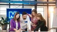 Kadry i płace | Studia I stopnia w Szczecinie | Uniwersytet WSB Merito Szczecin: Czworo studentów Uniwersytetu WSB Merito wspólnie pracuje nad projektem przy tablecie.