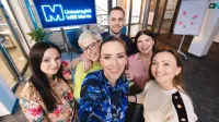 Marketing i sprzedaż | Studia I stopnia w Szczecinie | Uniwersytet WSB Merito Szczecin: Grupa studentów robiąca sobie selfie