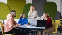Bezpieczeństwo i ochrona cyberprzestrzeni | Studia podyplomowe w Szczecinie | Uniwersytet WSB Merito Szczecin: grupa studentów dyskutująca nad projektem