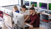 Programowanie aplikacji Java | Uniwersytet WSB Merito Szczecin: grupa studentów w sali komputerowej