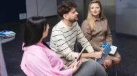 Zarządzanie kryzysowe i ochrona ludności | Studia II stopnia w Szczecinie | Uniwersytet WSB Merito Szczecin: Grupa studentów na korytarzu