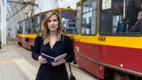 Logistyka | Studia II stopnia w Szczecinie | Uniwersytet WSB Merito Szczecin: studentka przy tramwaju
