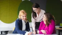 Administracja i bezpieczeństwo wewnętrzne | Studia II stopnia ze studiami podyplomowymi w Szczecinie | Uniwersytet WSB Merito Szczecin: Uczestniczki studiów MBA pracują przy stole- Uniwersytet WSB Merito w Szczecinie