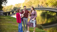 Grafika główna: samorząd studencki WSB Merito Szczecin - grupa studentów w plenerze rozmawia nad rzeką