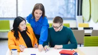 Zarządzanie nowoczesnymi usługami biznesowymi | Studia II stopnia w Szczecinie | Uniwersytet WSB Merito Szczecin: Grafika główna: poznaj uczelnię - grupa trzech studentów, dwie dziewczyny i chłopak, na zajęciach warsztatowych na uczelni