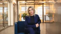 Administracja publiczna | Studia podyplomowe w Szczecinie | Uniwersytet WSB Merito Szczecin: Uczestniczka studiów MBA Pozuje na korytarzu uczelni- Uniwersytet WSB Merito w Szczecinie