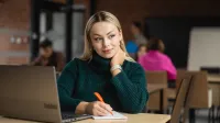 Psychologia polityki i komunikacja w kampaniach wyborczych | Studia podyplomowe w Szczecinie | Uniwersytet WSB Merito Szczecin: Kobieta patrząca się przez okno