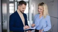 Master of Business Administration | Studia MBA w Szczecinie | Uniwersytet WSB Merito Szczecin: uczestnicy MBA rozmawiają na korytarzu