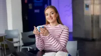 Zarządzanie | Studia I stopnia w Szczecinie | Uniwersytet WSB Merito Szczecin: studentka z kubkiem