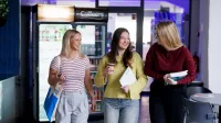 Kosmetologia Ogólna z Elementami Wizażu i Stylizacji | Studia I stopnia w Szczecinie | Uniwersytet WSB Merito Szczecin: studentki z książkami