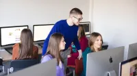 Programowanie | Studia I stopnia w Szczecinie | Uniwersytet WSB Merito Szczecin: studenci w sali informatycznej