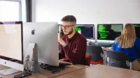 Logistyka i spedycja międzynarodowa | Studia I stopnia w Szczecinie | Uniwersytet WSB Merito Szczecin: student przy laptopie