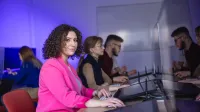 Logistyka | Studia I stopnia w Szczecinie | Uniwersytet WSB Merito Szczecin: studentka w marynarce