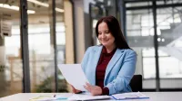 Employer Branding | Studia podyplomowe w Szczecinie | Uniwersytet WSB Merito Szczecin: Kobieta czyta dokument