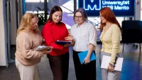 HR Manager | Studia podyplomowe w Szczecinie | Uniwersytet WSB Merito Szczecin: Cztery kobiety rozmawiają na korytarzu uczelni
