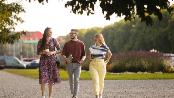 Neuropsychologia | Studia jednolite magisterskie w Szczecinie | Uniwersytet WSB Merito Szczecin: Troje studentów Uniwersytetu WSB Merito Szczecin spaceruje po parku, trzymając kawę i rozmawiając.