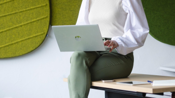 Zarządzanie | Studia II stopnia w Szczecinie | Uniwersytet WSB Merito Szczecin: studentka w sali pracująca na laptopie