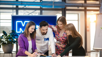 Kadry i płace | Studia I stopnia w Szczecinie | Uniwersytet WSB Merito Szczecin: Czworo studentów Uniwersytetu WSB Merito wspólnie pracuje nad projektem przy tablecie.