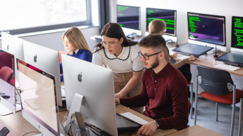 Programowanie aplikacji Java | Studia podyplomowe w Szczecinie | Uniwersytet WSB Merito Szczecin: grupa studentów w sali komputerowej