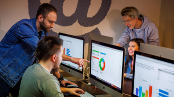 SAP S/4HANA – nowoczesny system ERP | Studia podyplomowe w Szczecinie | Uniwersytet WSB Merito Szczecin: Studenci WSB Merito pracują nad analizą danych przy komputerze.