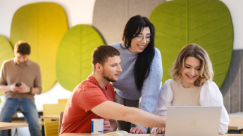 Branding i Content Marketing | Studia podyplomowe w Szczecinie | Uniwersytet WSB Merito Szczecin: Studenci pracują razem przy laptopie