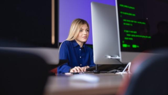 Bankowość cyfrowa | Studia podyplomowe w Szczecinie | Uniwersytet WSB Merito Szczecin: studentka przy komputerze na Uczelni WSB Merito Szczecin